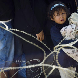 Una niña llora mientras miles esperan en el paso fronterizo de Macedonia y Grecia cerca de Gevgelija. Europa está a un paso de contabilizar las 300.000 llegadas de inmigrantes y refugiados desde que empezó este año, según la Agencia de las Naciones U