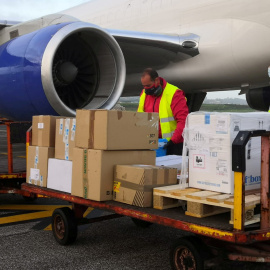 Llegada de las vacunas al aeropuerto de Tenerife.