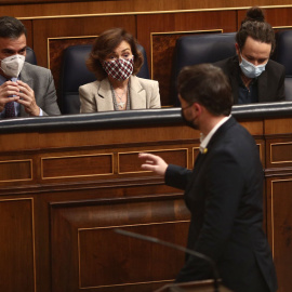 03/12/2020.- El portavoz parlamentario de ERC, Gabriel Rufián, el presidente del Gobierno, Pedro Sánchez, la vicepresidenta primera del Gobierno, Carmen Calvo, y el vicepresidente segundo, Pablo Iglesias, tras la aprobación de los Presupuestos Generale