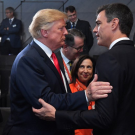 El presidente del Gobierno español, Pedro Sánchez, junto a su homólogo estadounidense, Donald Trump, en la cumbre de la OTAN. / AFP - EMMANUEL DUNAND