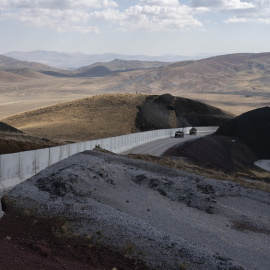 Vehículos militares turcos patrullan a lo largo del muro de hormigón recién construido en la frontera entre Irán y Turquía, cerca de la aldea de Chaldiran, al este de Turquía.