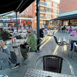 Personas disfrutan en la terraza de un bar en Getxo.