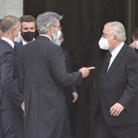 El presidente del Tribunal Supremo y del Consejo General del Poder Judicial (CGPJ), Carlos Lesmes (i) y el presidente del Tribunal Constitucional, Juan José González Rivas (c), charlan a la salida del Tribunal Supremo, donde hoy se ha celebrado la apert