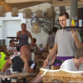 La de cambrer és una de les feines que més creix a l'estiu.