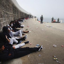 Llega al puerto de Tarifa (Cádiz) una embarcación de Salvamento Marítimo tras rescatar a 200 personas más que viajaban en cuatro pateras, todos ellos varones magrebíes, entre los que se encuentran dos menores, y que junto a las 139 de esta madrugada 