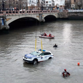 Rescatado sin vida el ertzaina que se ha precipitado con su vehículo patrulla al río