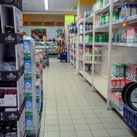 Imagen de un supermercado de la Comunidad de Madrid en el pasillo donde se pueden comprar diferentes tipos de leche.