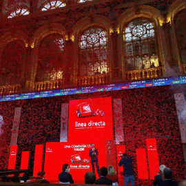 Lluvia de cofetti tras el toque de campana de la salida a bolsa de Linea Directa, la aseguradora de Bankinter, en el parqué madrileño. EFE/Vega Alonso