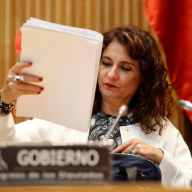 La ministra de Hacienda, María Jesús Montero, ante la comisión correspondiente del Congreso. / EFE