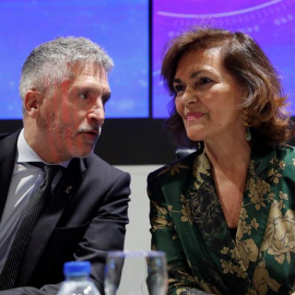 La vicepresidenta del Gobierno en funciones, Carmen Calvo (d), junto al ministro del Interior en funciones, Fernando Grande-Marlaska. EFE