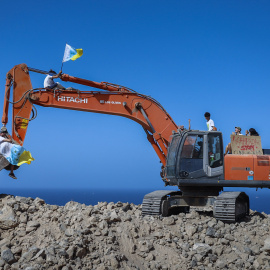 Imagen de varios activistas atrincherados a una de las palas, a 28 de julio de 2022.