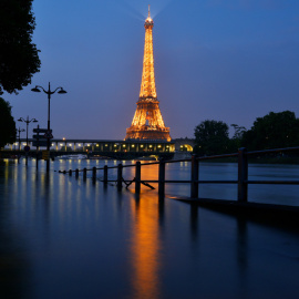 La Torre Eiffel de noche durante la crecida del río Sena en París, Francia. Bertrand GUAY / AFP