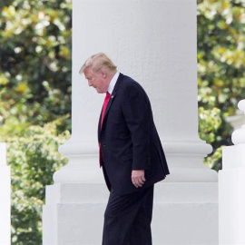 El presidente estadounidense, Donald J. Trump, pasea porlos jardines de la Casa Blanca. (EFE)