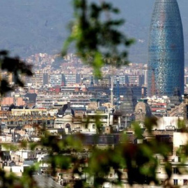 Vista panorámica de la ciudad de Barcelona con la Torre Agbar. / EFE