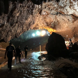 Personal de rescate en la cueva en Tailandia donde estaban atrapados doce menores y su entrenador. - REUTERS