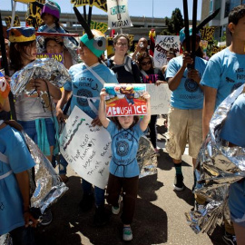 03/07/2018. Niños participan de una marcha durante la movilización nacional contra la política de Tolerancia Cero hacia inmigrantes hoy, martes 2 de julio de 2018, en San Diego, California (EE.UU.). Varios miles de personas marcharon en el palacio de j