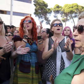 Concentración a las puertas de los juzgados mientras Juana Rivas se entrega / EUROPA PRESS