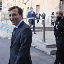 El alcalde de Madrid, José Luis Martínez-Almeida, antes de participar en la procesión de Jueves Santo de la Hermandad de Jesús Nazareno el Pobre y María Santísima del Dulce Nombre.- Jesús Hellín / Europa Press