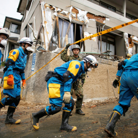 Rescatadores trabajan en el rescate de personas tras las inundaciones en Kumano - REUTERS/Issei Kato