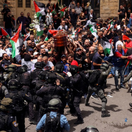 El momento en el que el féretro de la periodista Shireen Abu Akleh era trasladado por las calles de Jerusalén.- Ammar Awad / Reuters