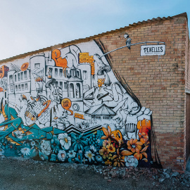 Una casa de Penelles decorada amb un grafiti. FOTO: Annadosenes