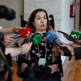 La procuradora del PSCYL Noelia Frutos atiende a los medios de comunicación. —EFE/Nacho Gallego