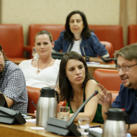 Pablo Iglesias e Irene Montero, de Podemos y Xavier Doménech, de En Comú Podem, conversan durante la reunión de la Diputación Permanente del Congreso, la primera de este mes de agosto. | MARISCAL (EFE)