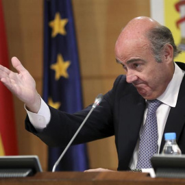 El ministro de Economía, Luis de Guindos, en rueda de prensa. | EFE