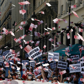 Manifestantes lanzan billetes al aire durante una marcha contra la reforma de la Ley de Transportes. Cézaro De Luca / Europa Press.