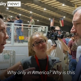 El periodista Mark Stone, junto al senador estadounidense Ted Cruz, mientras le pregunta por las armas en EEUU 