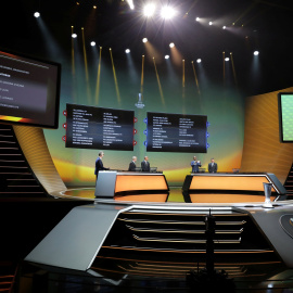 Sorteo de la fase de grupos de la Europa League.REUTERS/Eric Gaillard