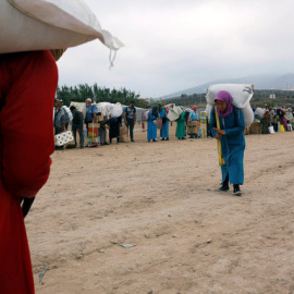 Mujeres marroquíes transportan mercancía en la frontera de Melilla / REUTERS - Youssef Boudlal