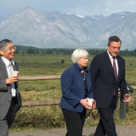 El gobernador del Banco de Japón, Haruhiko Kuroda, el presidente de la Reserva Federal de los Estados Unidos, Janet Yellen, y el presidente del Banco Central Europeo Mario Draghi / REUTERS - Jade Barker