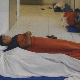 Menores extranjeros durmiendo en los pasillos de la Ciudad de la Justicia de Barcelona en una imagen de 2017.