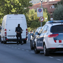 Despliegue policial de los Mossos d'Esquadra en Sant Sadurní d'Anoia, mientras investigan si el terrorista Younes Abouyaaqoub iba acompañado por una o más personas cuando fue abatido por los agentes de la policía autonómica. EFE/Susanna Sáez