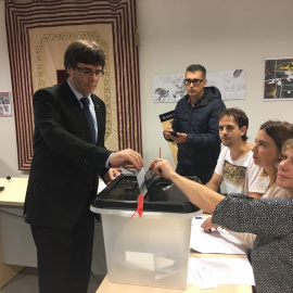 Carles Puigdemont, votando en Cornellà de Terri.