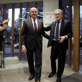 El ministro de Economía, Luis de Guindos, y el presidente del Consejo General de Economistas, Valentín Pich, durante la inauguración de la nueva sede de dicha entidad, en Madrid. EFE/ Paolo Aguilar
