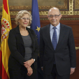 La alcaldesa de Madrid, Manuela Carmena, con el ministro de Hacienda, Cristóbal Montoro. EFE