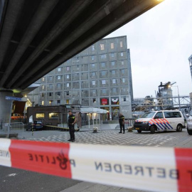 La policía evacua el centro de conciertos Maassilo debido a una amenaza terrorista en Róterdam (Holanda). - EFE