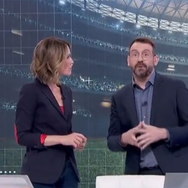 Los presentadores de 'La Hora en la 1' en el instante de la rectificación.