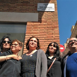 Ada Colau y personajes públicos en la inauguración de la calle Pepe Rubianes en Barcelona/EP