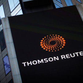 El logo de Thomson Reuters, en la sede de la compañía en  Times Square, en Nueva York. REUTERS/Carlo Allegri