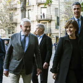 La vicepresidenta del Gobierno, Soraya Sáenz de Santamaría, y el candidato del PPC a la presidencia de la Generalitat, Xavier García Albiol, acompañados del delegado del Gobierno en Catalunya Enric Millo. - EFE