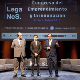 De izquierda a derecha: el presidente de la Unión Empresarial de Leganés (UNELE), Augusto Fuentes; el concejal de Desarrollo Local y Empleo de Leganés, Rubén Bejarano; y el alcalde de Leganés, Santiago Llorente, en la clausura del Congreso ’People 