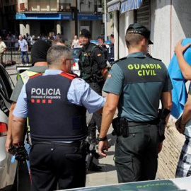Mossos i Guàrdia Civil en la detenció de Ripoll d'aquest divendres. EFE/Robin Townsend