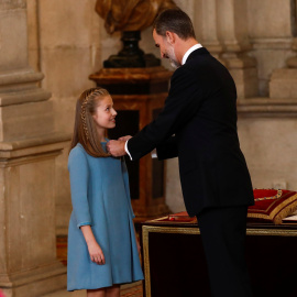 El Rey impone un lazo representativo  Rel Toisón de Oro a la princesa de Asturias