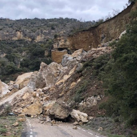 Desprendimiento de tierra en Castell de Mur. / @BOMBERSCAT