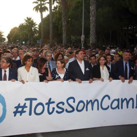 La representación política (i-d) Pedro Sánchez, Enric Millo, Dolors Montserrat, Camí Mendoza, Carme Forcadell, Oriol Junqueras, Ada Colau, Santi Viila y Oscar Peris, junto a cientos de ciudadanos, recorrieron las calles de Cambrils. | JAUME SELLART (E