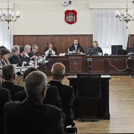 Sala de la Audiencia de Sevilla donde se celebra el juicio  de la pieza política de los ERE, en el que están imputados 22 ex altos cargos de la Junta de Andalucía, entre ellos los expresidentes socialistas Manuel Chaves y José Antonio Griñán. EFE