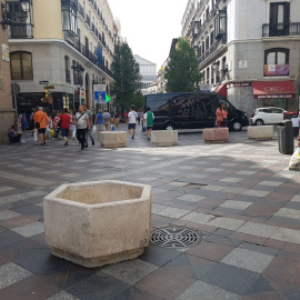 Maceteros en la calle Arenal./EUROPA PRESS